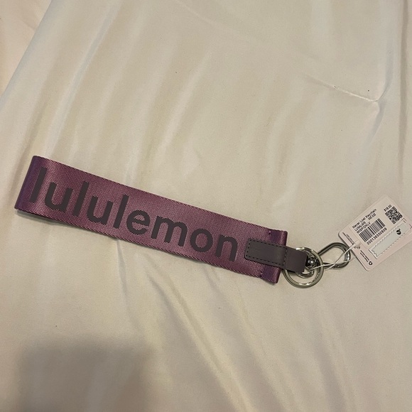 NWT lululemon neverlost keychain - Picture 2 of 4